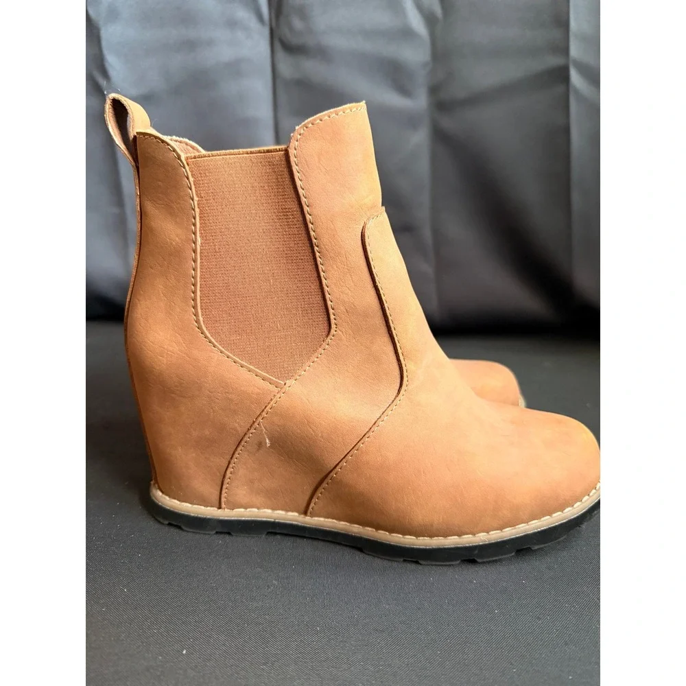 Universal Thread Womens Tan Wedge Chelsea Boots Ankle Booties Brown Sz 8 Western